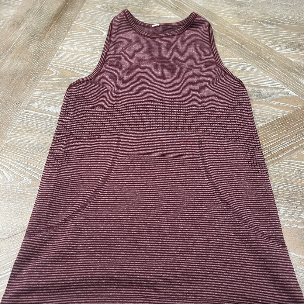 Lululemon high neck swiftly tank Size 4 perfect condition